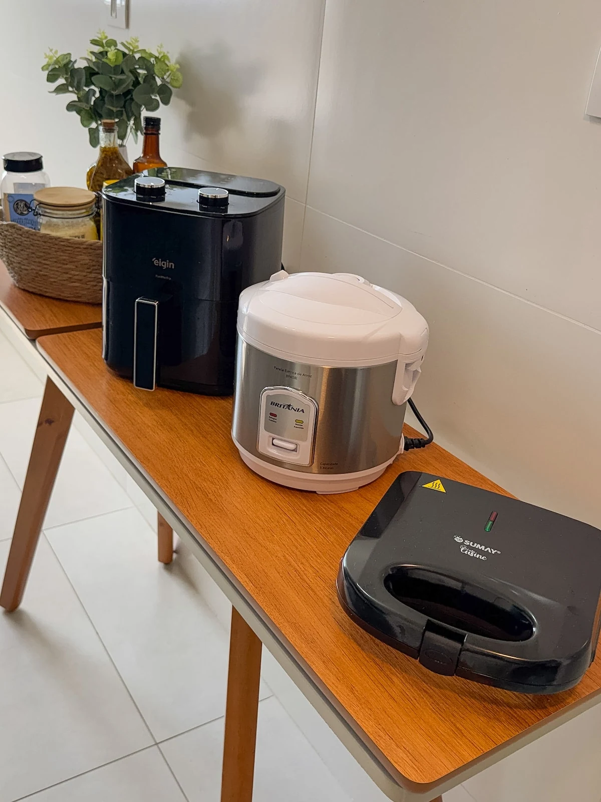 Air fryer and rice cooker, beachfront apartment in Praia Grande