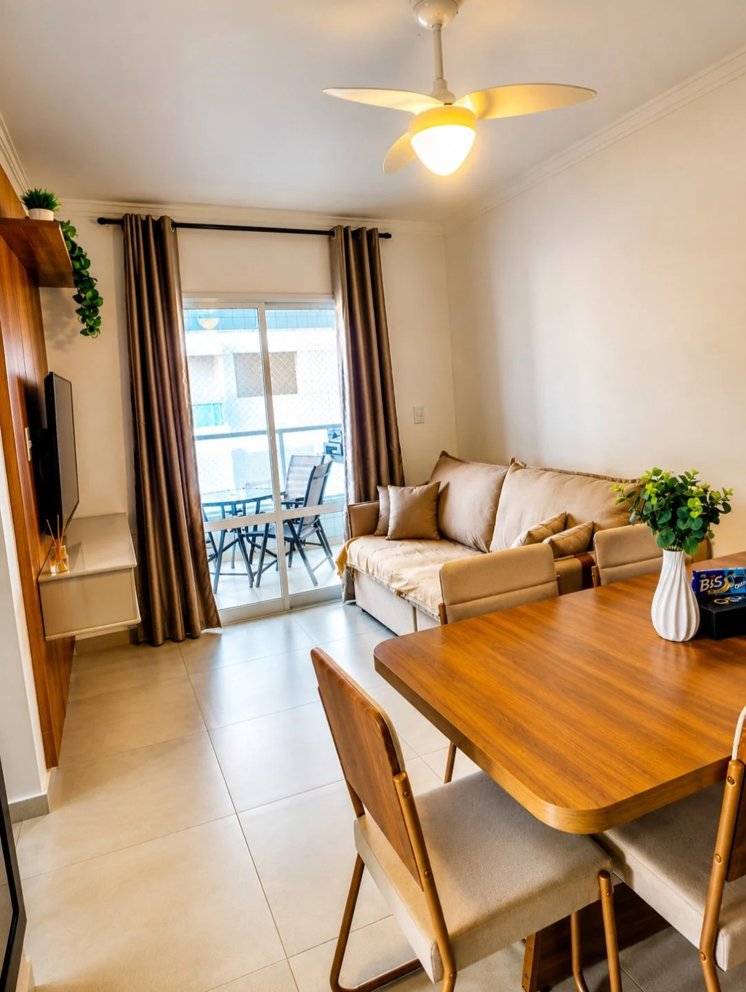 Living room with balcony, beachfront apartment in Praia Grande