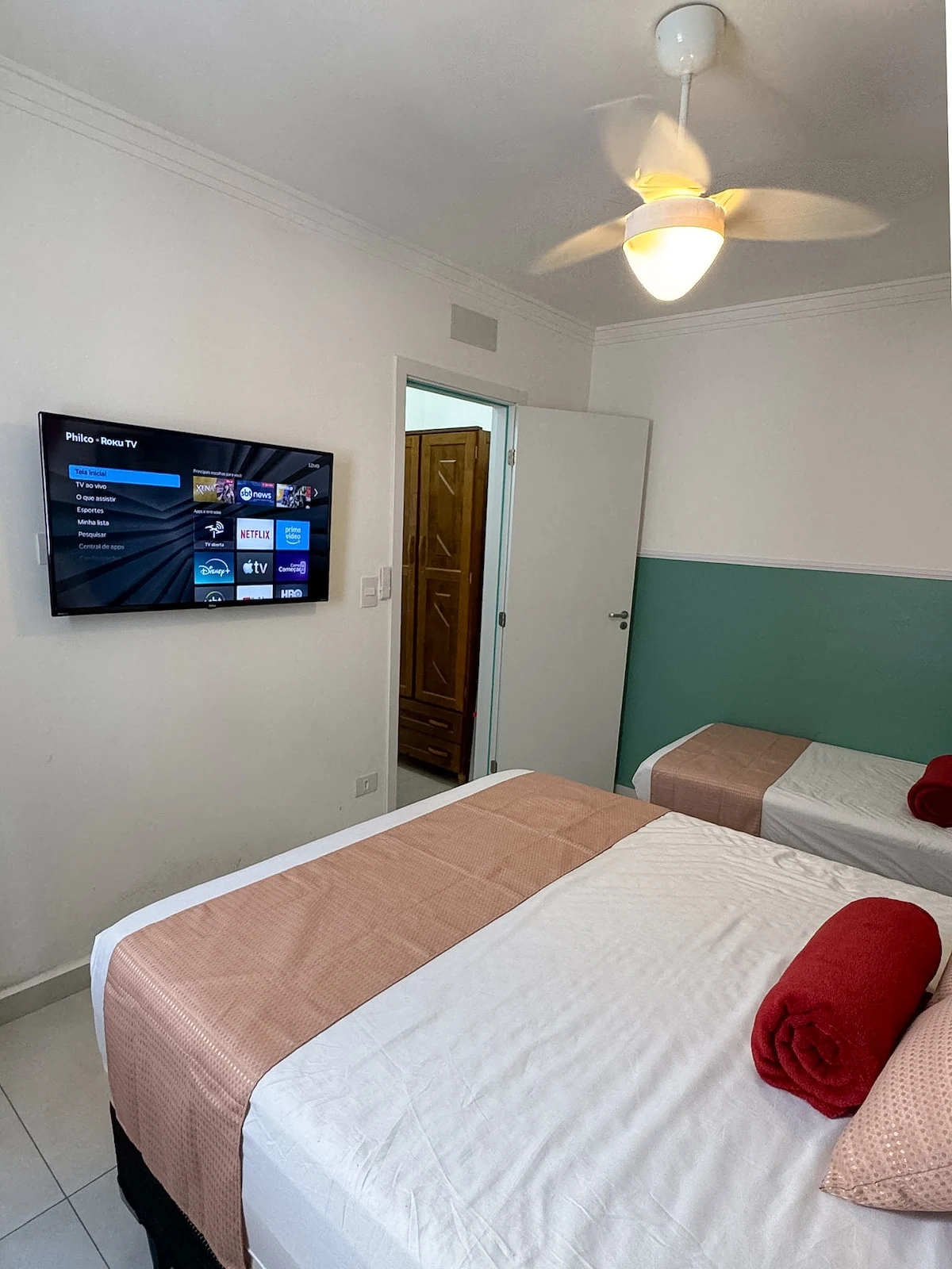 Bedroom Smart TV, beachfront apartment in Praia Grande