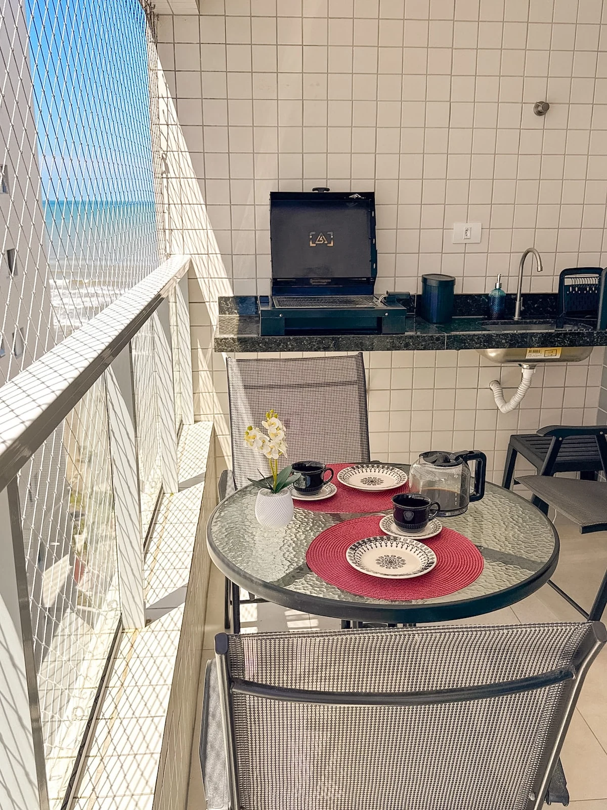 Balcony with barbecue, beachfront apartment in Praia Grande
