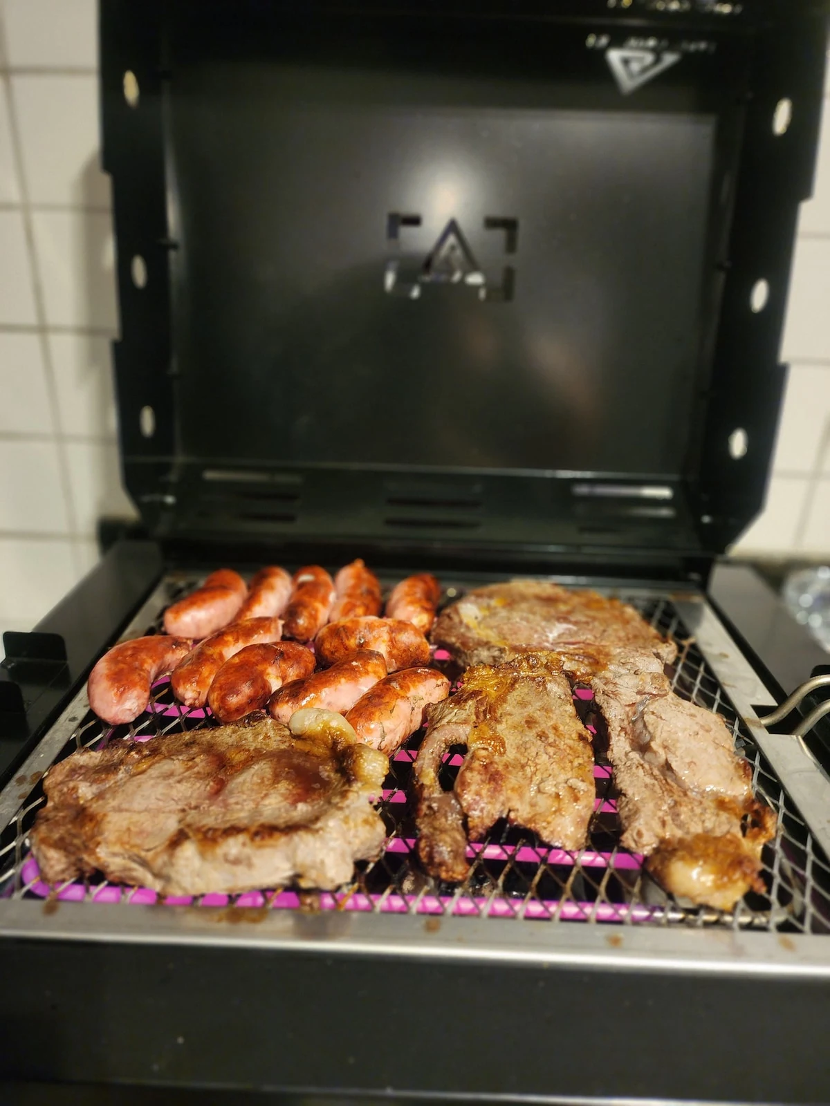 Barbecue on the balcony, beachfront apartment in Praia Grande